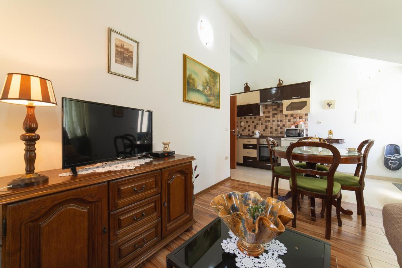 Apartments Villa Mira Kaštela Екстериор снимка